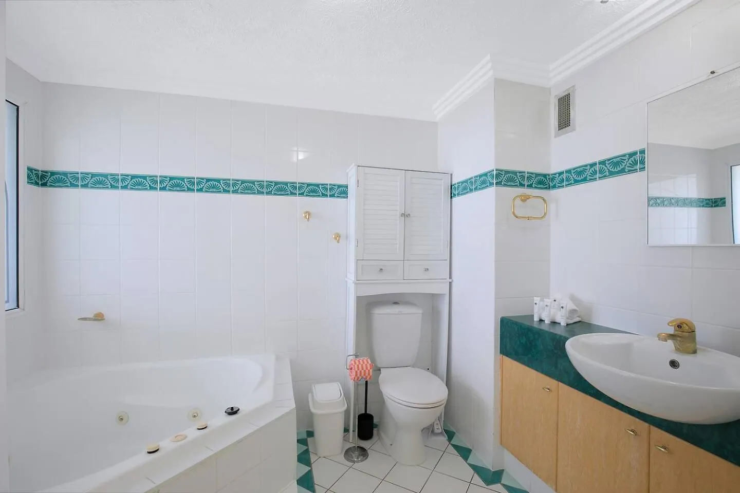 아파트 'Oceanview Oasis' Family-Friendly Palm Beach Retreat 골드코스트 오스트레일리아